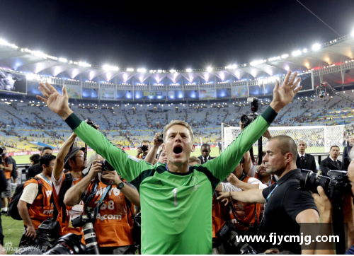 德国逆袭险胜阿根廷 捧起巴西世界杯冠军盾